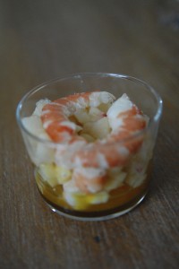 Verrine aux crevettes et fruits frais.